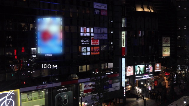 从东京市区高处坠落的电梯上拍摄的夜景视频素材