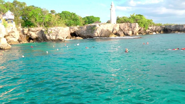 在阳光明媚的日子里，游客在海边享受，人们在夏天的海滩度假-蒙特哥湾，牙买加视频素材