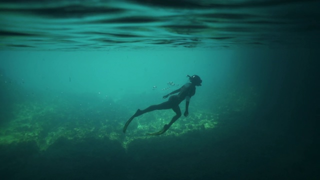 年轻女性游客浮潜在水下洞穴，妇女游泳和探索海洋-蒙特哥湾，牙买加视频素材