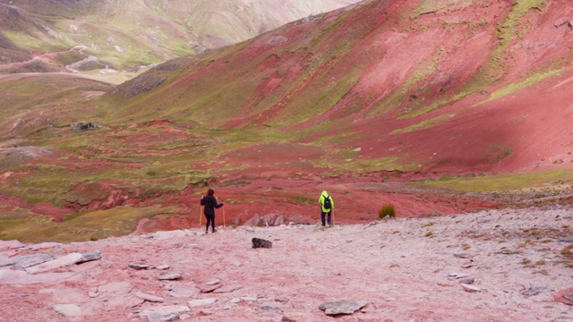 游客在岩石景观上徒步旅行，人们一起探索-彩虹山，秘鲁视频素材