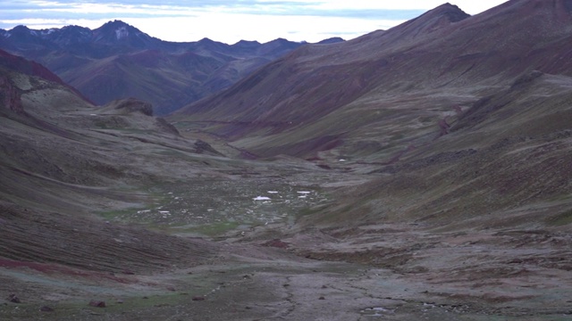 美丽的岩石山脉对天空的慢镜头，平移拍摄的田园诗般的风景-彩虹山，秘鲁视频素材