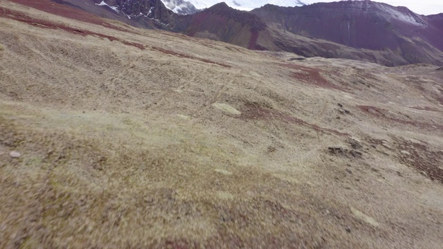 航拍美丽的岩石山脉对天空，无人机向前移动在贫瘠的景观接近池塘-彩虹山，秘鲁视频素材