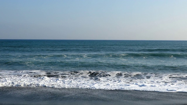 海浪拍打着奥伊索海岸视频素材