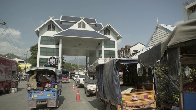 泰国清莱市街道上的车辆和建筑物视频素材