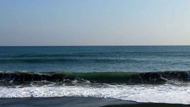 海浪冲击着Oiso海岸视频下载