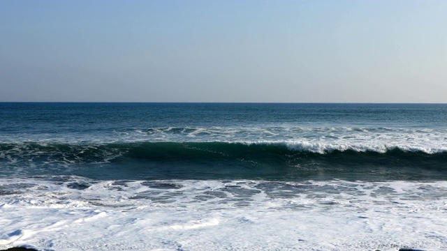 海浪拍打着奥伊索海岸视频下载