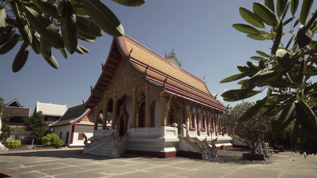 在阳光明媚的日子里，历史上著名的佛教寺庙建筑——老挝琅勃拉邦视频素材