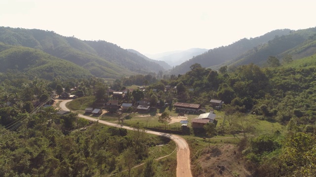 在阳光明媚的日子里，无人机在山谷里的树木和植物上空飞行，老挝湄公河视频素材