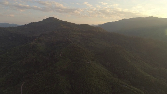 空中拍摄的绿树在森林对天空，无人机向前飞行在日落景观-湄公河，老挝视频素材