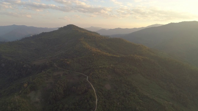 空中拍摄的试验在森林中的绿树对天空，无人机向前飞行在日落景观-湄公河，老挝视频素材