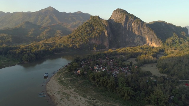 空中平移拍摄的河流和山脉对天空，无人机从左到右移动-湄公河，老挝视频素材