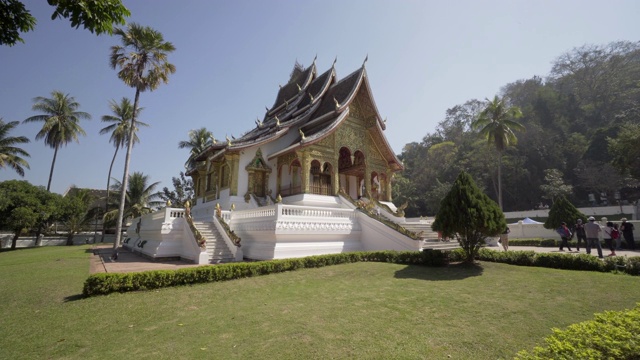 在阳光明媚的日子里，游客在Phra Bang被城市里的植物和树木所包围视频素材