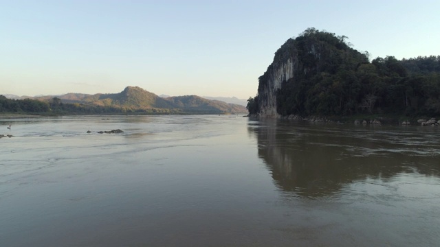 航拍:清澈的天空映衬着河流和山脉的风景，无人机在老挝湄公河上空向前移动视频素材