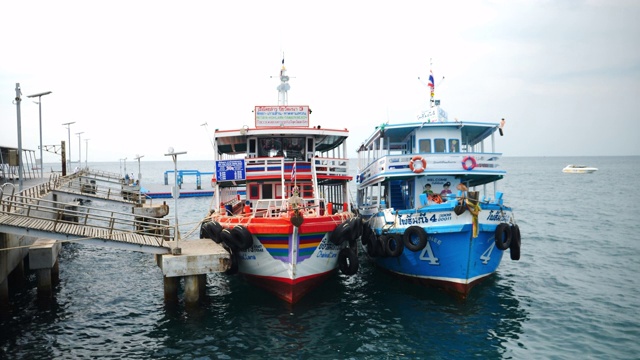 泰国CHON BURI - 2019年10月21日:暑期芭堤雅海滩旅游乘坐渡轮视频素材