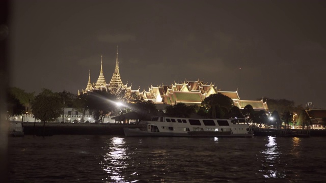 在曼谷，泰国，夜晚，在天空的映衬下，灯光照亮了城市的著名地标视频素材