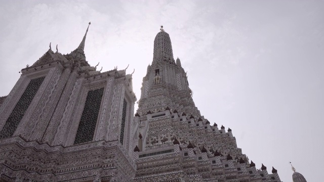 在阳光明媚的日子里，在城市的佛教寺庙上复杂设计的低角度平移-泰国曼谷视频素材