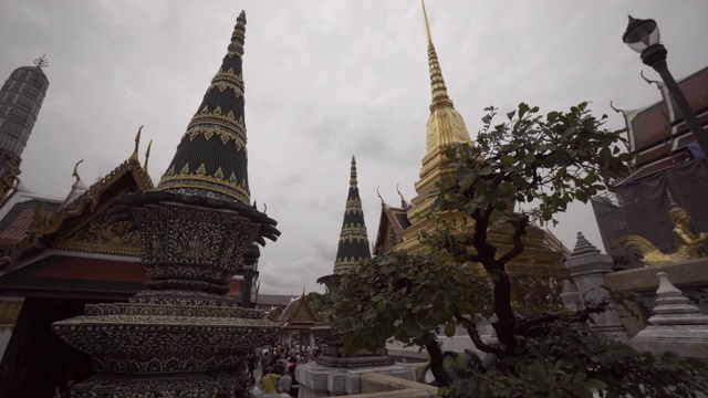 低角度的尖顶上的著名佛教寺庙建筑对天空-曼谷，泰国视频素材