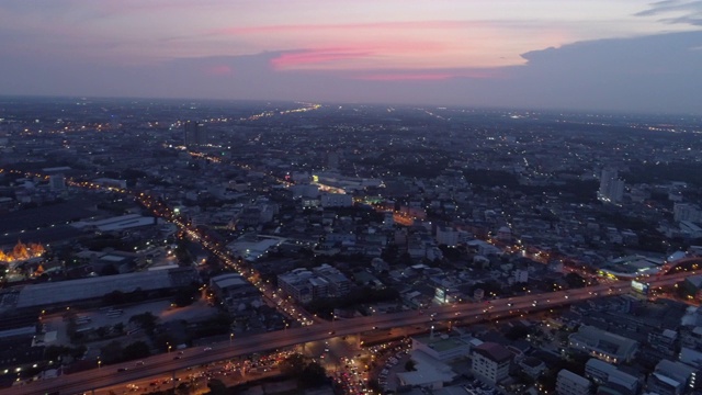 空中拍摄的车辆在城市河上的照明桥梁在黄昏，无人机在城市景观对天空平移-曼谷，泰国视频素材