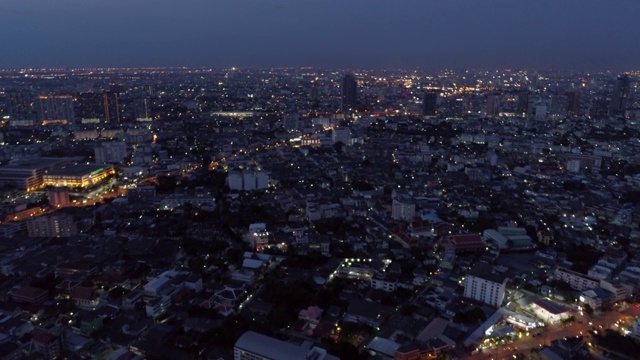 空中拍摄的住宅楼对天空，无人机向前飞行城市景观在夜间-曼谷，泰国视频素材