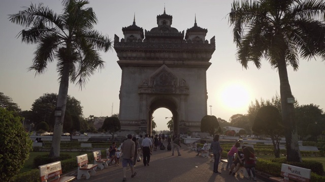 日落时分，游客们在城市著名的胜利门上的小路上——老挝万象视频素材