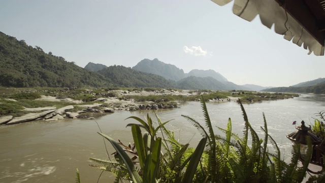 在老挝万象，从船上眺望美丽的河流和山脉视频素材