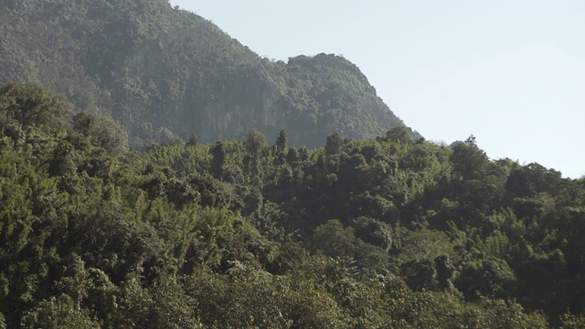 摇摄美丽的绿色山脉对清澈的天空-万象，老挝视频素材