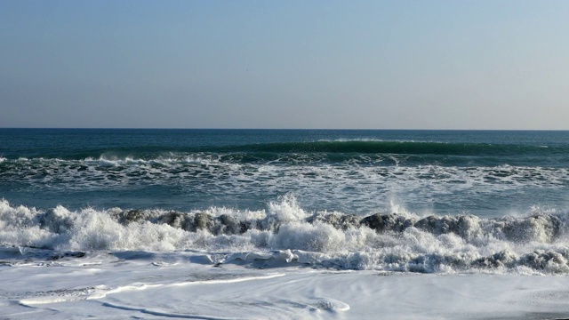 海浪拍打着奥伊索海岸视频下载