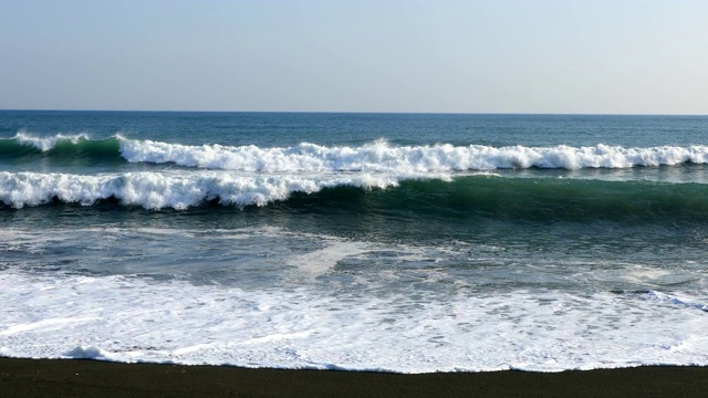 海浪拍打着奥伊索海岸视频素材