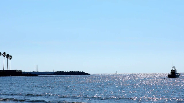 海浪冲击着Zaimokuza海岸视频素材