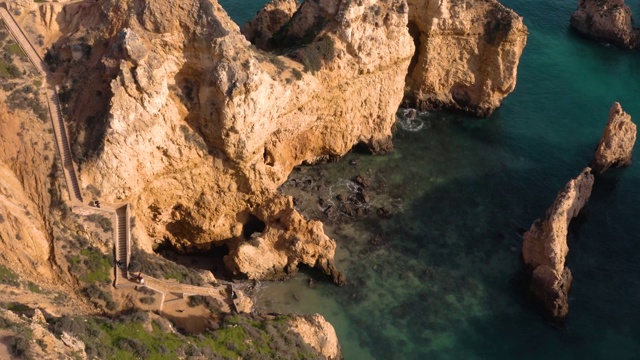 葡萄牙阿尔加维Ponta da Piedade的鸟瞰图视频素材