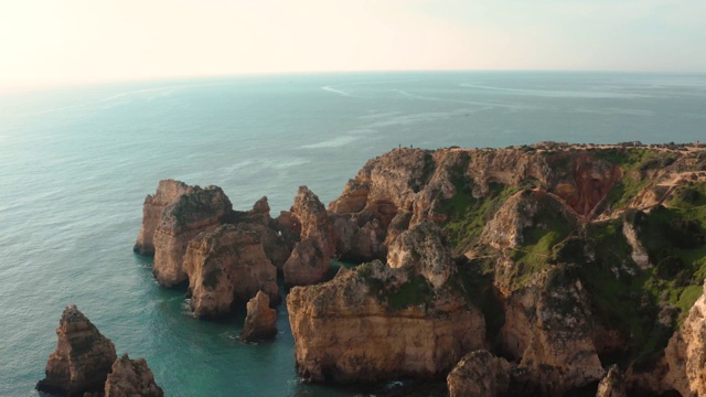 葡萄牙阿尔加维Ponta da Piedade的鸟瞰图视频素材