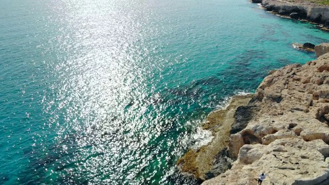 鸟瞰图的恋人桥上的岩石海岸地中海，塞浦路斯视频素材