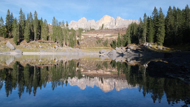 秋天的careersee或Lago di Carezza视图，Dolomites，意大利视频素材