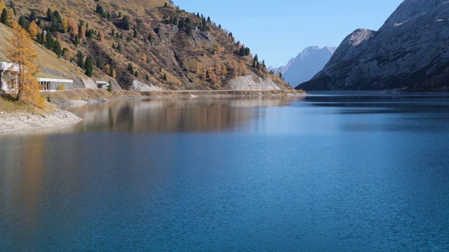 秋天，意大利阿尔卑斯白云石湖和费达亚山口视频素材