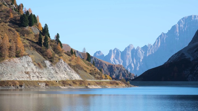 秋天，意大利阿尔卑斯白云石湖和费达亚山口视频素材