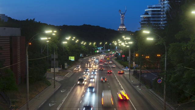 城市汽车交通在现代化的城市高速公路上。夜间高速行驶的汽车的延时镜头视频素材