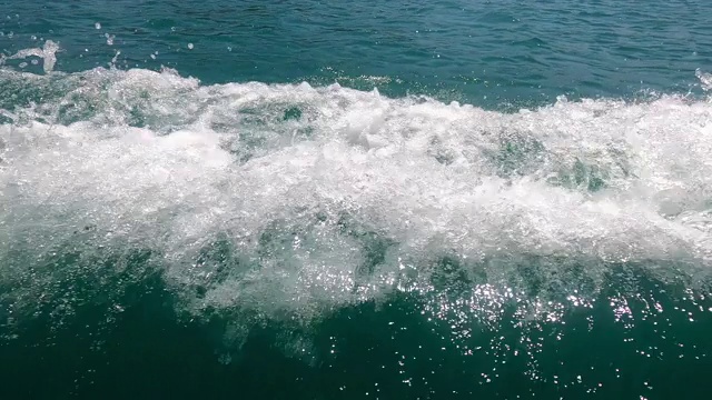 碧绿的海面上，快艇上的浪花、泡沫和浪花视频素材