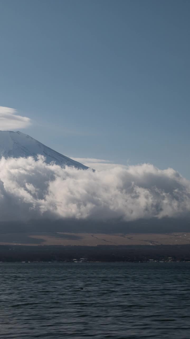 富士山上的透镜状云(垂直/定时/平移)视频素材