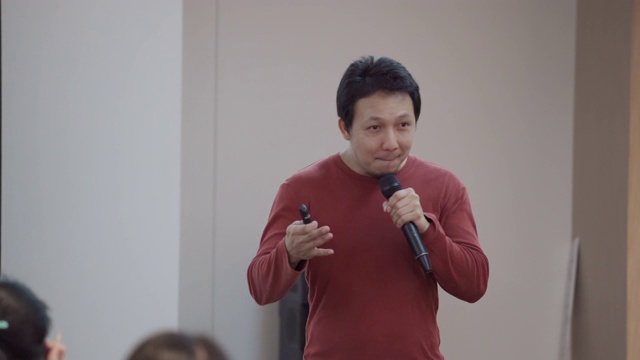 亚洲演讲者穿著便服在研讨会会议室或会议厅前发言视频素材