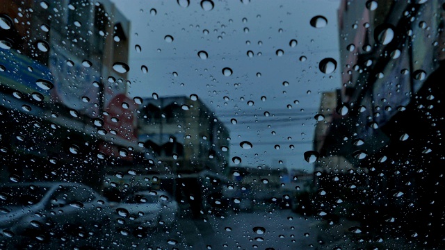 雨落在挡风玻璃上。视频素材