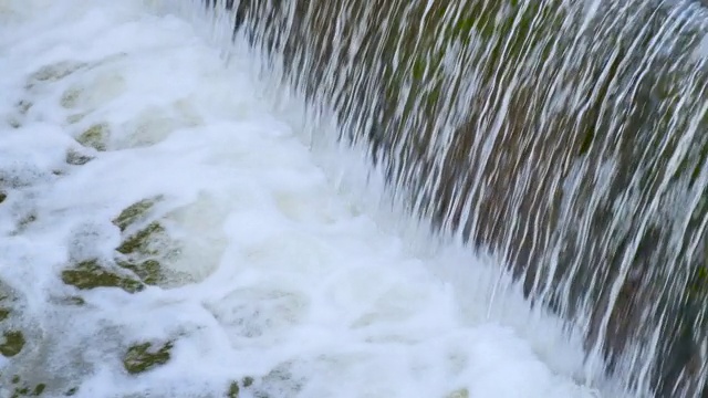 流动的水在河堤上视频下载