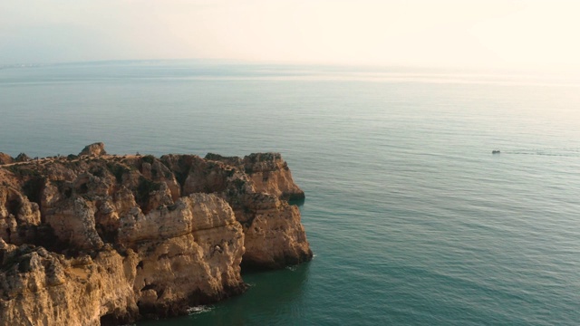 葡萄牙阿尔加维Ponta da Piedade的鸟瞰图视频素材