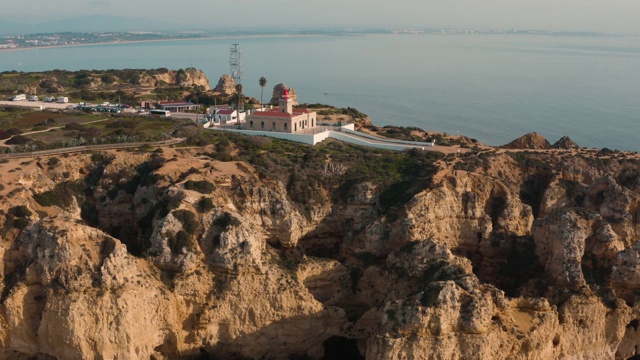 葡萄牙阿尔加维Ponta da Piedade的鸟瞰图视频素材