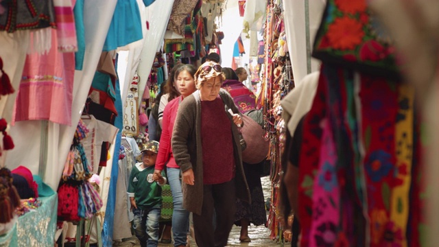 穿着恰帕斯传统服装的女人在圣克里斯托波尔工艺市场视频素材