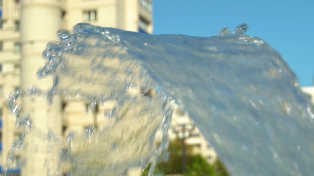 夏日广场上的喷水池视频素材