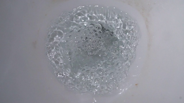 特写慢动作马桶冲水排水管视频素材