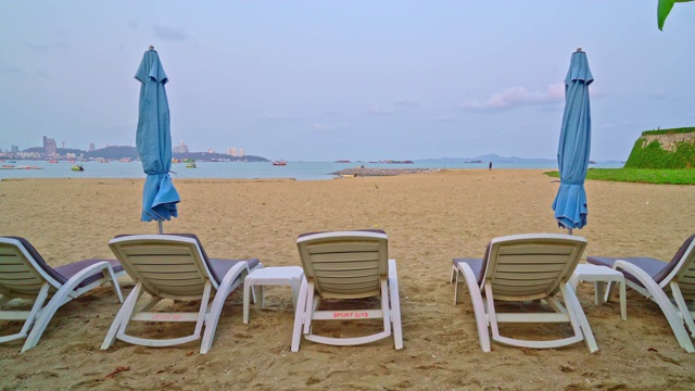 以大海为背景的沙滩椅视频素材