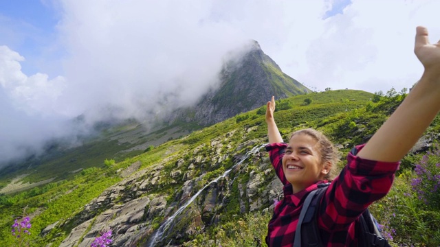 女孩背包客在山上欣赏风景视频素材