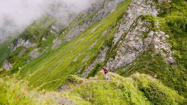 徒步登山的女人视频素材