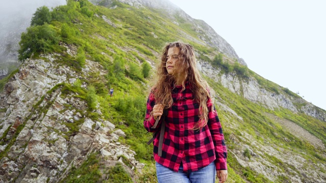 女游客在山中行走视频素材